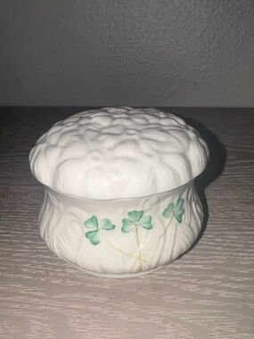 Belleek fine Parian, Vtg daisy Shamrock Trinket Box with lid